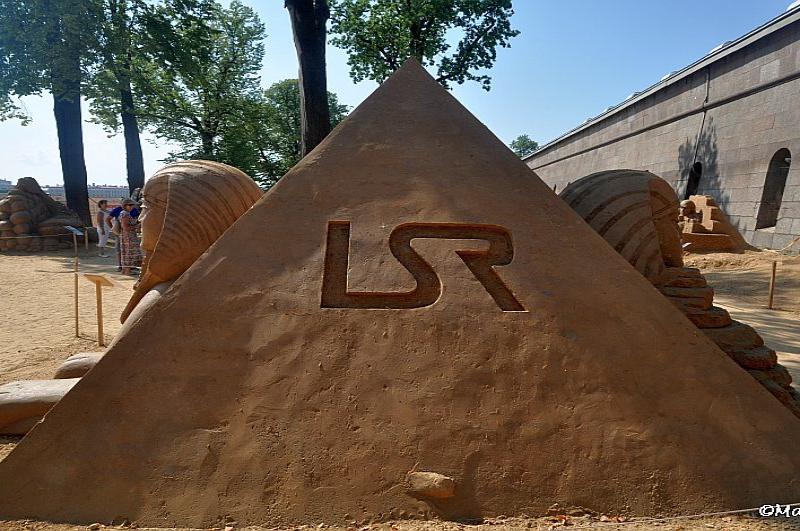 Пирамида из песка с логотипом LSR на Sand Festival в России